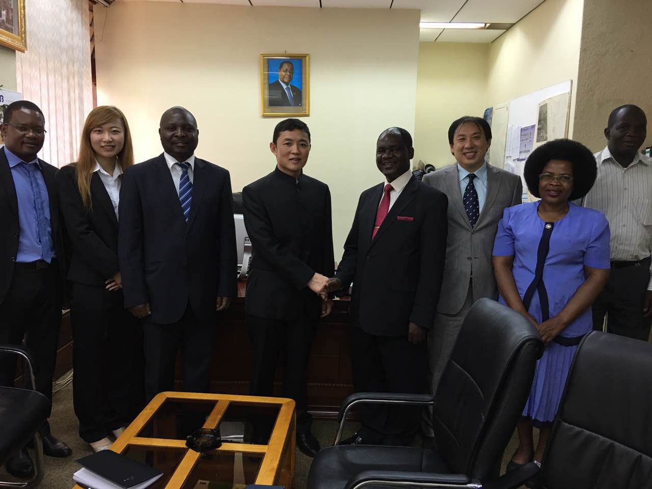 公司主要领导与马拉维利隆圭市政厅执行委员会CEO合影