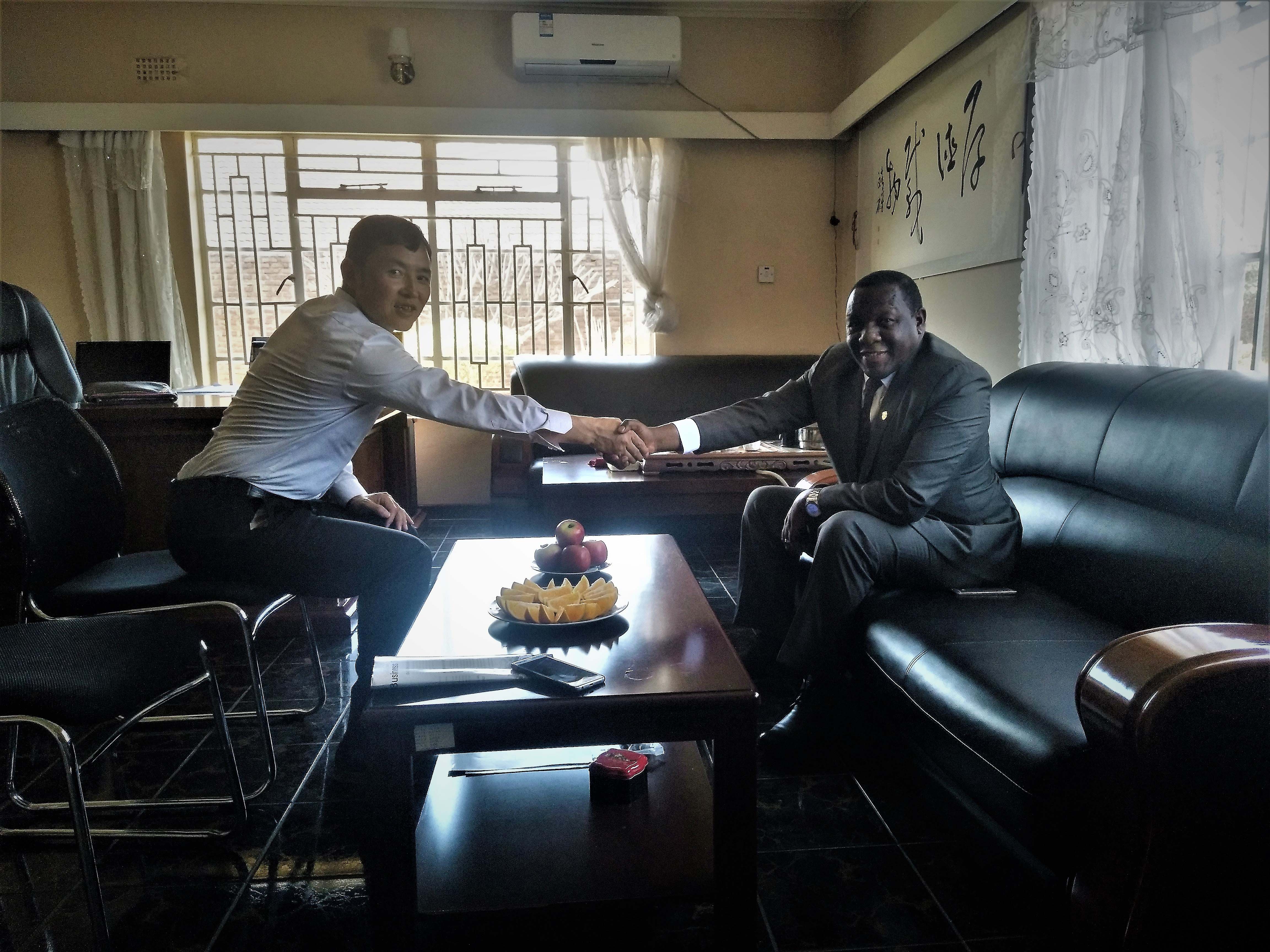 公司总裁与总统办公室秘书长Cliff