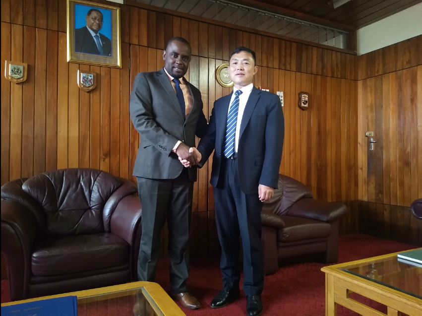 公司总裁与利隆圭市长Desmond Bikoko