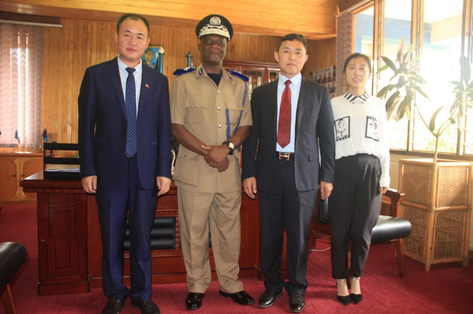 公司总裁马占江拜访马拉维警察署长罗德尼·何塞