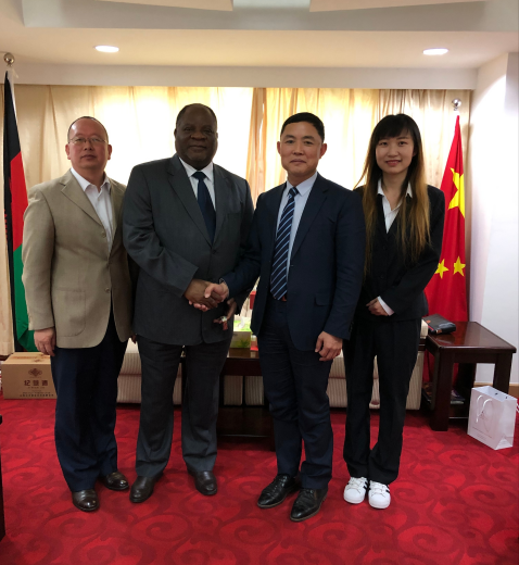 集团总裁马占江与马拉维驻华大使查尔斯·纳蒙德维合影