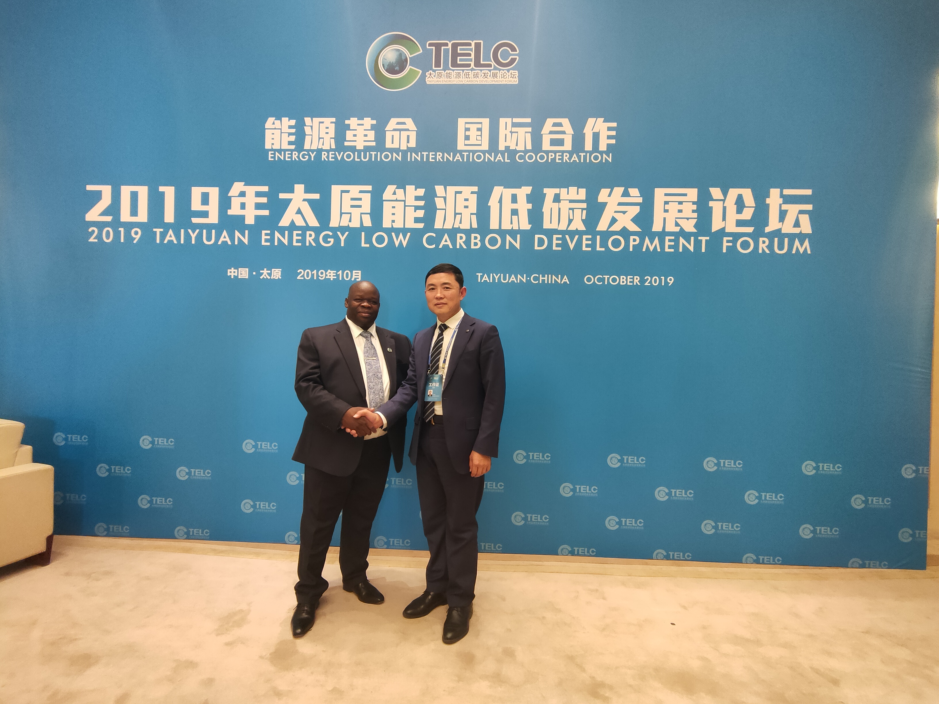 总裁马占江与马拉维能源部长在太原能源低碳论坛合影
